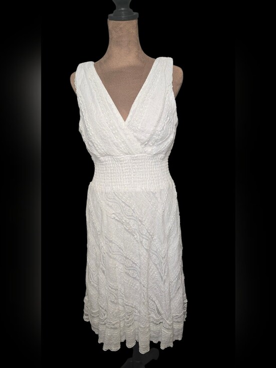 Chris McLaughlin Dresses & Skirts - Women's White Eyelet V-Neck Dress Smocked Lace Beachy Resort Wedding Size 6